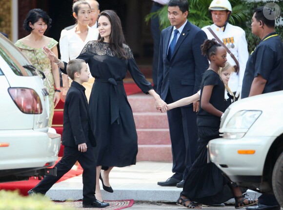 Exclusif - No Web - Knox, Zahara et Vivienne Jolie-Pitt - Angelina Jolie, radieuse et souriante, rend visite au roi du Cambodge Norodom Sihamoni pour la projection de son film accompagnée de ses six enfants à Siem Reap le 18 février 2017.
