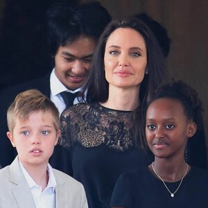 Exclusif - No Web - Shiloh, Maddox et Zahara Jolie-Pitt - Angelina Jolie, radieuse et souriante, rend visite au roi du Cambodge Norodom Sihamoni pour la projection de son film accompagnée de ses six enfants à Siem Reap le 18 février 2017.