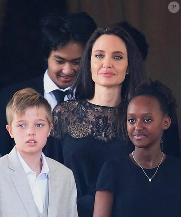 Exclusif - No Web - Shiloh, Maddox et Zahara Jolie-Pitt - Angelina Jolie, radieuse et souriante, rend visite au roi du Cambodge Norodom Sihamoni pour la projection de son film accompagnée de ses six enfants à Siem Reap le 18 février 2017.