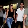 Miranda Kerr prend l'avion à l'aéroport de Los Angeles avec son nouveau petit-ami Evan Spiegel, le 12 août 2015.