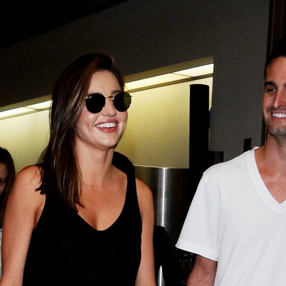 Miranda Kerr prend l'avion à l'aéroport de Los Angeles avec son nouveau petit-ami Evan Spiegel, le 12 août 2015.