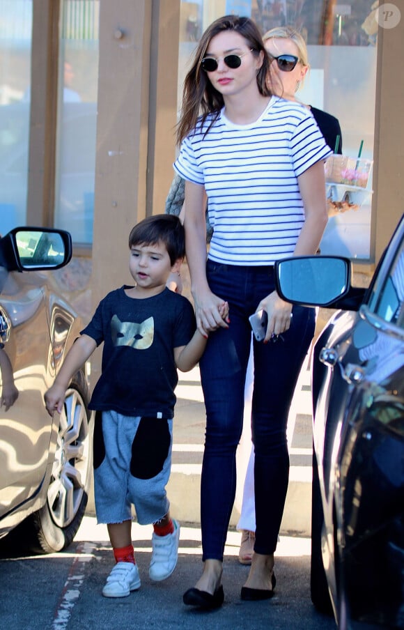 Orlando Bloom et son ex femme Miranda Kerr passent une journée en famille pour leur fils Flynn à Malibu, le 1er novembre 2015