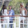 Victoria Silvsted avec des amis à l'hôtel Eden Roc lors du 70ème Festival International du Film de Cannes, le 26 mai 2017