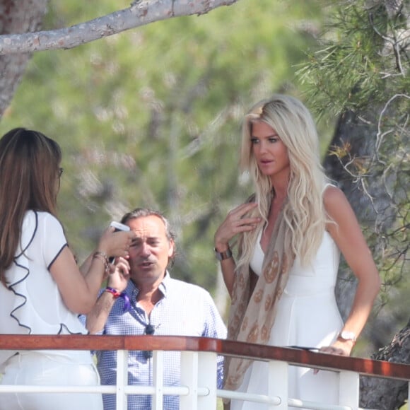Victoria Silvsted avec des amis à l'hôtel Eden Roc lors du 70ème Festival International du Film de Cannes, le 26 mai 2017