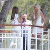 Victoria Silvsted avec des amis à l'hôtel Eden Roc lors du 70ème Festival International du Film de Cannes, le 26 mai 2017