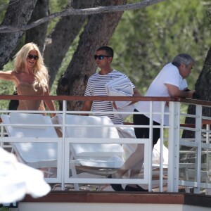 Victoria Silvstedt en bikini à l'hôtel du Cap-Eden-Roc à Antibes, le 27 mai 2017.