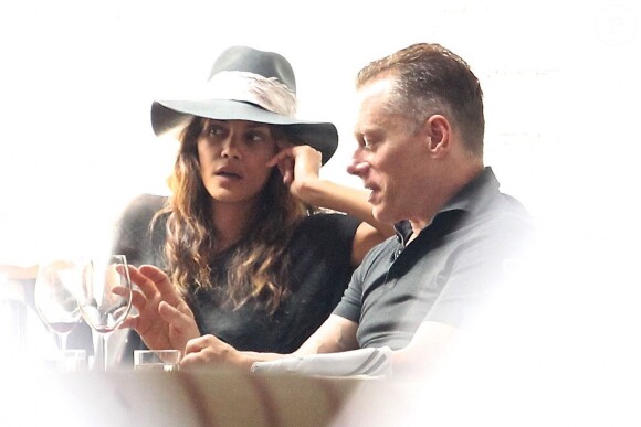 Exclusif - Halle Berry est allée déjeuner avec un homme mystérieux au restaurant Gracias Madre à West Hollywood, le 16 mai 2017