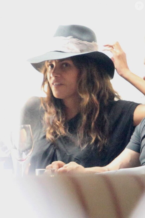 Exclusif - Halle Berry est allée déjeuner avec un homme mystérieux au restaurant Gracias Madre à West Hollywood, le 16 mai 2017
