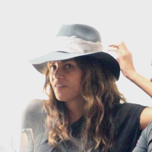 Exclusif - Halle Berry est allée déjeuner avec un homme mystérieux au restaurant Gracias Madre à West Hollywood, le 16 mai 2017