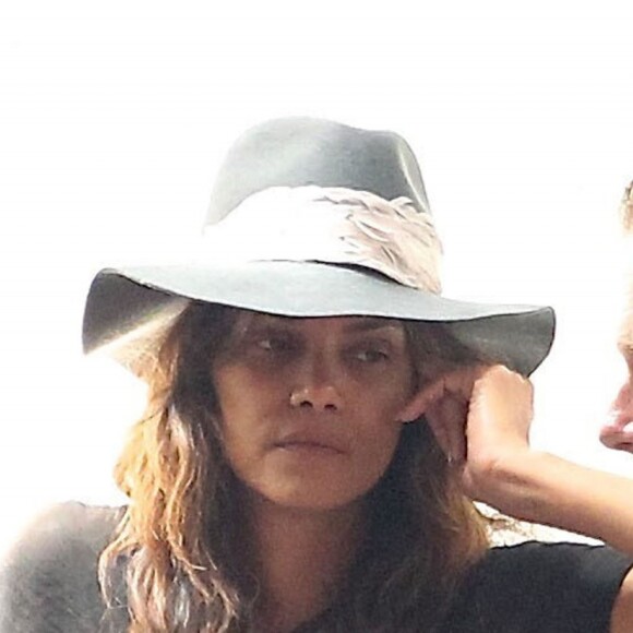 Exclusif - Halle Berry est allée déjeuner avec un homme mystérieux au restaurant Gracias Madre à West Hollywood, le 16 mai 2017