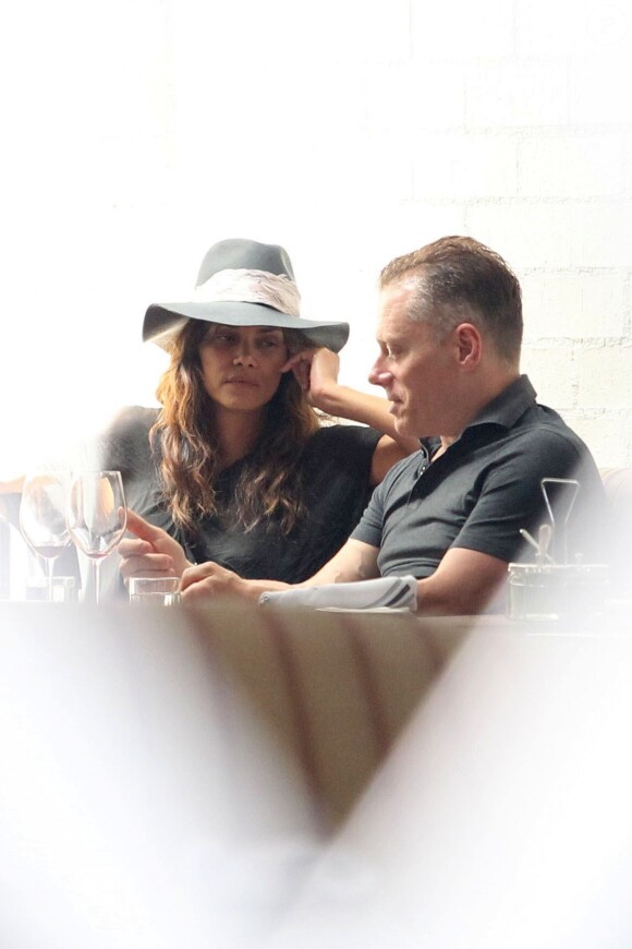 Exclusif - Halle Berry est allée déjeuner avec un homme mystérieux au restaurant Gracias Madre à West Hollywood, le 16 mai 2017