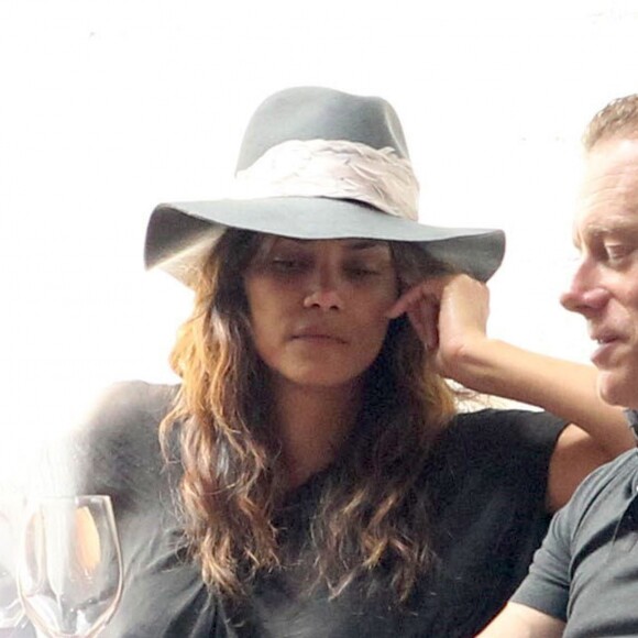Exclusif - Halle Berry est allée déjeuner avec un homme mystérieux au restaurant Gracias Madre à West Hollywood, le 16 mai 2017