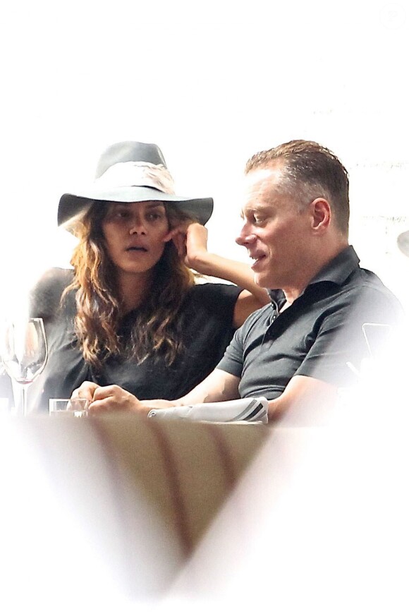 Exclusif - Halle Berry est allée déjeuner avec un homme mystérieux au restaurant Gracias Madre à West Hollywood, le 16 mai 2017