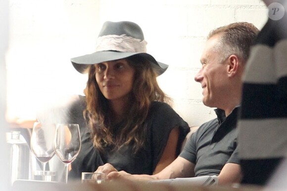 Exclusif - Halle Berry est allée déjeuner avec un homme mystérieux au restaurant Gracias Madre à West Hollywood, le 16 mai 2017