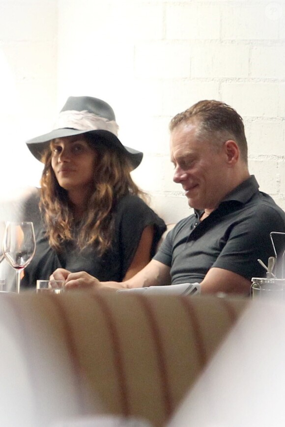 Exclusif - Halle Berry est allée déjeuner avec un homme mystérieux au restaurant Gracias Madre à West Hollywood, le 16 mai 2017