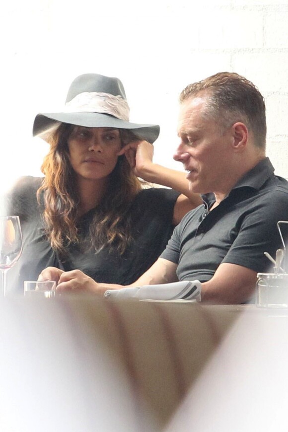 Exclusif - Halle Berry est allée déjeuner avec un homme mystérieux au restaurant Gracias Madre à West Hollywood, le 16 mai 2017