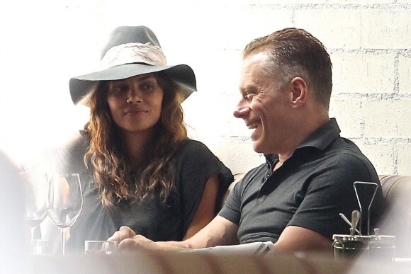 Exclusif - Halle Berry est allée déjeuner avec un homme mystérieux au restaurant Gracias Madre à West Hollywood, le 16 mai 2017