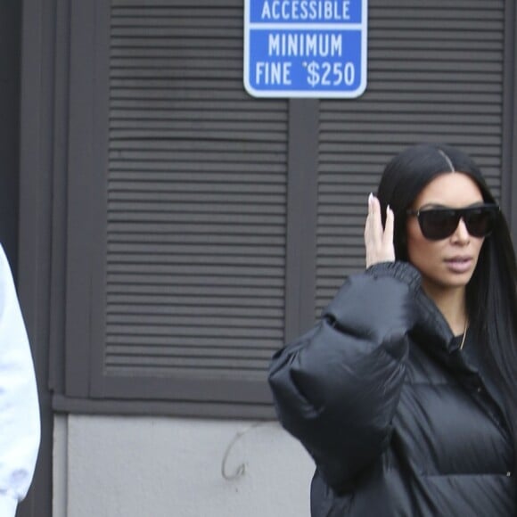 Kim Kardashian avec son mari Kanye West et son fils Saint - Les Kardashians déjeunent en famille au restaurant Something's Fishy à Woodland Hills, le 19 février 2017