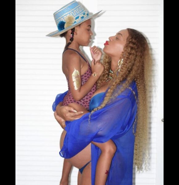 Photo de Beyoncé, enceinte, et sa fille Blue Ivy. Mai 2017.