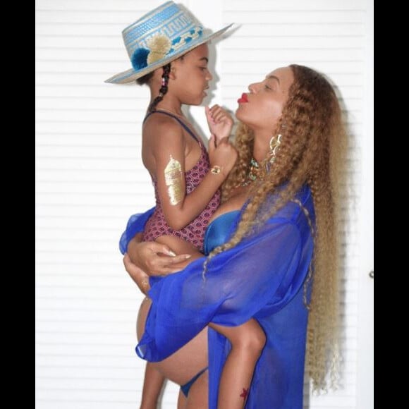 Photo de Beyoncé, enceinte, et sa fille Blue Ivy. Mai 2017.