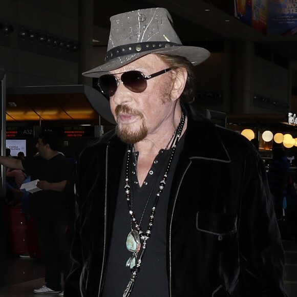 Johnny Hallyday à quitté Los Angeles pour Paris avec sa femme Laeticia, ses filles Jade et Joy, son manager Sébastien Farran, Elyette la grand-mère de sa femme et sa chienne Cheyenne le 29 mai 2017.