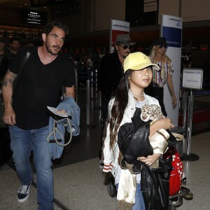 Johnny Hallyday à quitté Los Angeles pour Paris avec sa femme Laeticia, ses filles Jade et Joy, son manager Sébastien Farran, Elyette la grand-mère de sa femme et sa chienne Cheyenne le 29 mai 2017.
