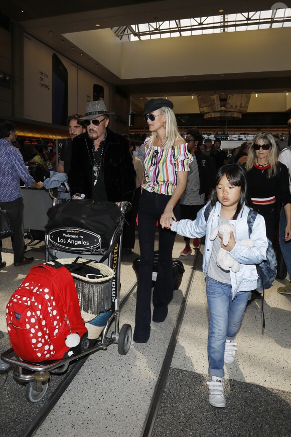 Johnny Hallyday à quitté Los Angeles pour Paris avec sa femme Laeticia, ses filles Jade et Joy, son manager Sébastien Farran, Elyette la grand-mère de sa femme et sa chienne Cheyenne le 29 mai 2017.