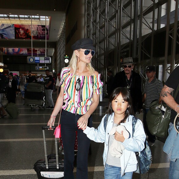 Johnny Hallyday à quitté Los Angeles pour Paris avec sa femme Laeticia, ses filles Jade et Joy, son manager Sébastien Farran, Elyette la grand-mère de sa femme et sa chienne Cheyenne le 29 mai 2017.