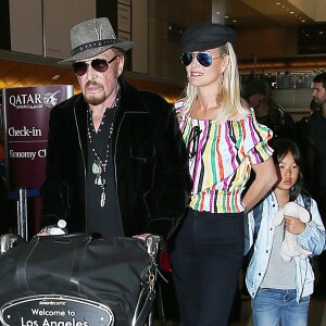 Johnny Hallyday à quitté Los Angeles pour Paris avec sa femme Laeticia, ses filles Jade et Joy, son manager Sébastien Farran, Elyette la grand-mère de sa femme et sa chienne Cheyenne le 29 mai 2017.