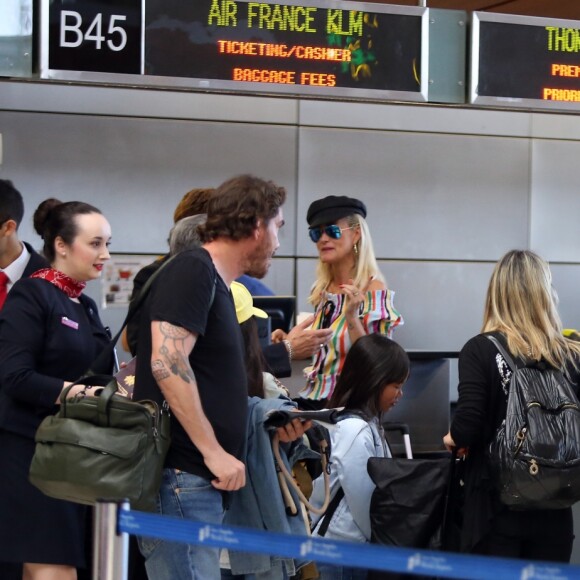 Johnny Hallyday à quitté Los Angeles pour Paris avec sa femme Laeticia, ses filles Jade et Joy, son manager Sébastien Farran, Elyette la grand-mère de sa femme et sa chienne Cheyenne le 29 mai 2017.