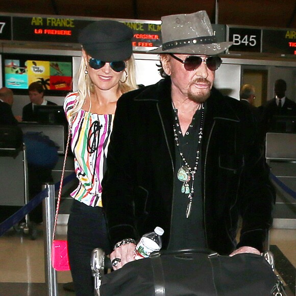 Johnny Hallyday à quitté Los Angeles pour Paris avec sa femme Laeticia, ses filles Jade et Joy, son manager Sébastien Farran, Elyette la grand-mère de sa femme et sa chienne Cheyenne le 29 mai 2017.