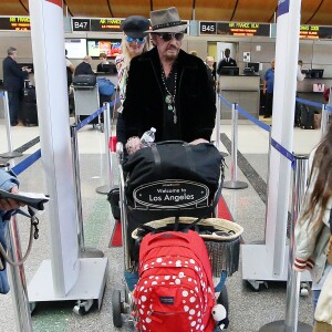 Johnny Hallyday à quitté Los Angeles pour Paris avec sa femme Laeticia, ses filles Jade et Joy, son manager Sébastien Farran, Elyette la grand-mère de sa femme et sa chienne Cheyenne le 29 mai 2017.