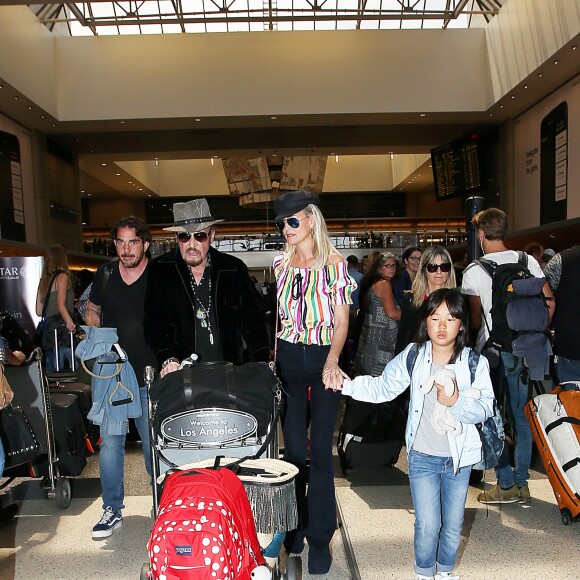 Johnny Hallyday à quitté Los Angeles pour Paris avec sa femme Laeticia, ses filles Jade et Joy, son manager Sébastien Farran, Elyette la grand-mère de sa femme et sa chienne Cheyenne le 29 mai 2017.