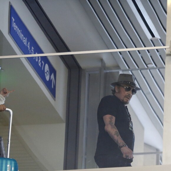 Johnny Hallyday à quitté Los Angeles pour Paris avec sa femme Laeticia, ses filles Jade et Joy, son manager Sébastien Farran, Elyette la grand-mère de sa femme et sa chienne Cheyenne le 29 mai 2017.