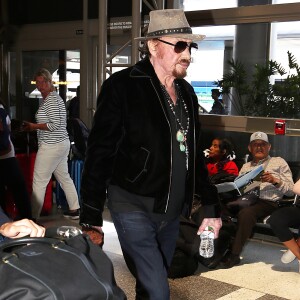 Johnny Hallyday à quitté Los Angeles pour Paris avec sa femme Laeticia, ses filles Jade et Joy, son manager Sébastien Farran, Elyette la grand-mère de sa femme et sa chienne Cheyenne le 29 mai 2017.