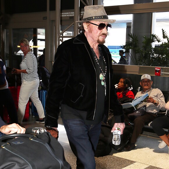 Johnny Hallyday à quitté Los Angeles pour Paris avec sa femme Laeticia, ses filles Jade et Joy, son manager Sébastien Farran, Elyette la grand-mère de sa femme et sa chienne Cheyenne le 29 mai 2017.