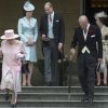 Le prince William, duc de Cambridge avec Catherine (Kate) Middleton, duchesse de Cambridge, la reine Elisabeth II d'Angleterre avec le prince Philip, duc d'Edimbourg et la princesse Anne à la garden party du palais de Buckingham à Londres, le 16 mai 2017
