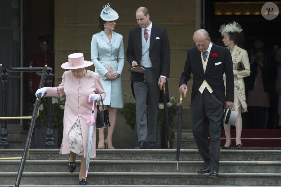 Le prince William, duc de Cambridge avec Catherine (Kate) Middleton, duchesse de Cambridge, la reine Elisabeth II d'Angleterre avec le prince Philip, duc d'Edimbourg et la princesse Anne à la garden party du palais de Buckingham à Londres, le 16 mai 2017