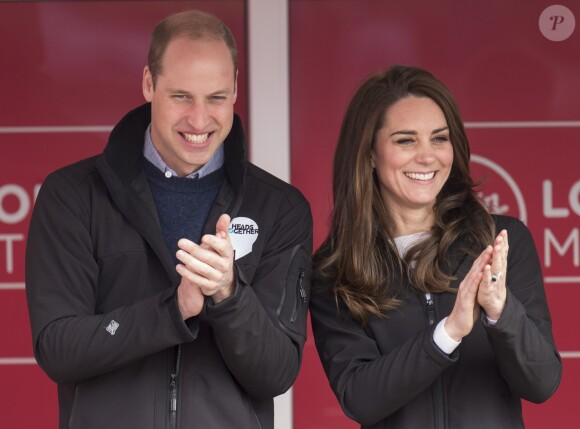 Le prince William, duc de Cambridge, Catherine (Kate) Middleton, duchesse de Cambridge, et le prince Harry donnent le départ et assistent au marathon de Londres, le 23 avril 2017.