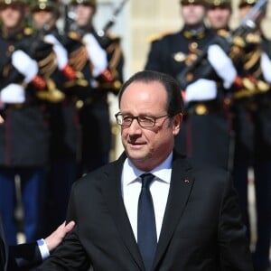 Emmanuel Macron (costume "Jonas & Cie") et François Hollande lors de la passation de pouvoir au palais de l'Elysée à Paris le 14 mai 2017. © Lionel Urman / Bestimage