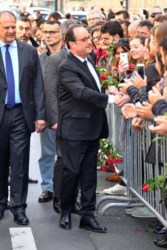François Hollande arrive au siège du parti socialiste rue de Solférino après la passation de pouvoir à Paris le 14 mai 2017.