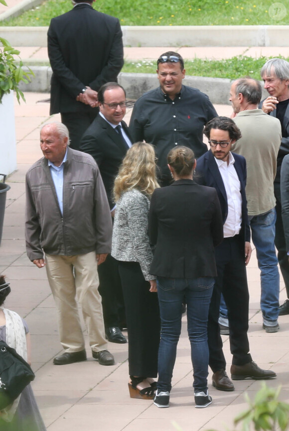 Exclusif - François Hollande aux cotés de son père George Hollande et de son fils Thomas Hollande, a accompagné son frère aîné Philippe Hollande pour son dernier voyage au funérarium de Cannes à 12h00 le 22 mai 2017.