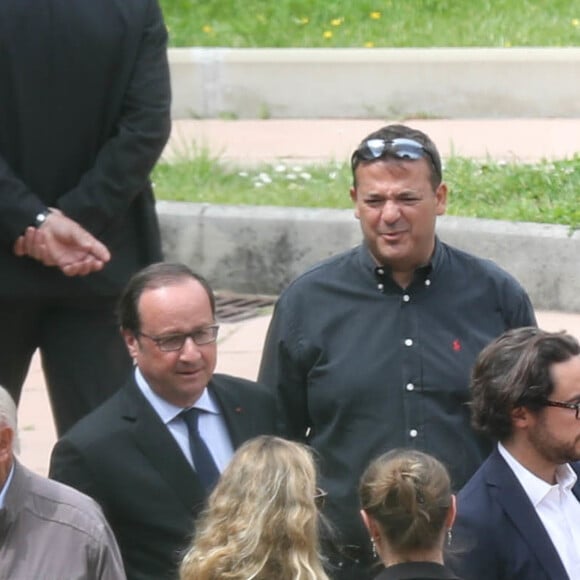 Exclusif - François Hollande aux cotés de son père George Hollande et de son fils Thomas Hollande, a accompagné son frère aîné Philippe Hollande pour son dernier voyage au funérarium de Cannes à 12h00 le 22 mai 2017.