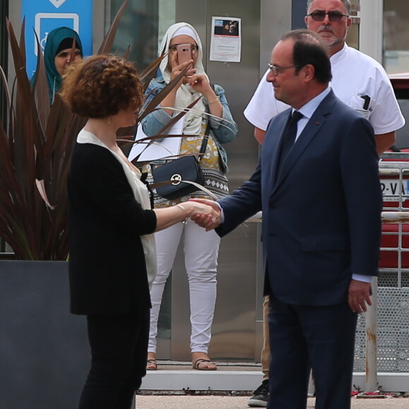 Exclusif - François Hollande s'est rendu à 7h30 à l'hôpital de La Fontonne à Antibes ou son frère aîné Philippe est décédé d'un cancer le 18 mai 2017.