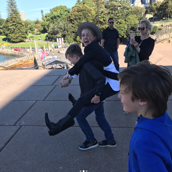 Amber Heard s'amusant avec les fils de son compagnon Elon Musk lors d'une journée passée à Sydney le 30 mai 2017