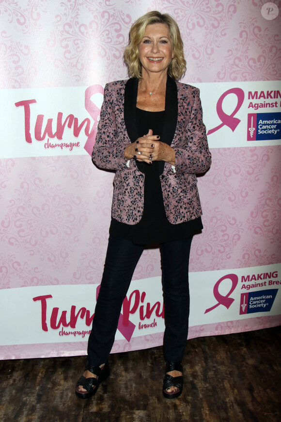 Olivia Newton-John s'engage contre le cancer du sein au Hard Rock Cafe de Las Vegas le 23 octobre 2016.