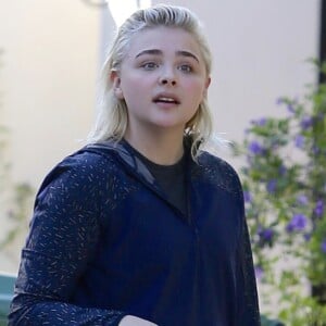 Chloë Grace Moretz se balade dans les rues de Los Angeles, le 28 mars 2017