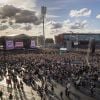 Ariana Grande est remontée sur scène à Manchester, dimanche, moins de deux semaines après qu'une attaque contre son concert eut fait 22 morts et des dizaines de blessés. Son spectacle-bénéfice «One Love Manchester» a pour but d'amasser des fonds pour les victimes de cette attaque à la bombe. Plusieurs artistes se sont ralliés à sa cause, dont Justin Bieber, Coldplay, Robbie Williams et Miley Cyrus. A Manchester le 4 juin 2017