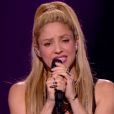 Lucie, Black M et Shakira sur la scène de la finale de  The Voice 6  pour interpréter  Comme moi , un titre des deux stars, sur TF1 le 10 juin 2017.