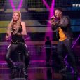 Lucie, Black M et Shakira sur la scène de la finale de  The Voice 6  pour interpréter  Comme moi , un titre des deux stars, sur TF1 le 10 juin 2017.